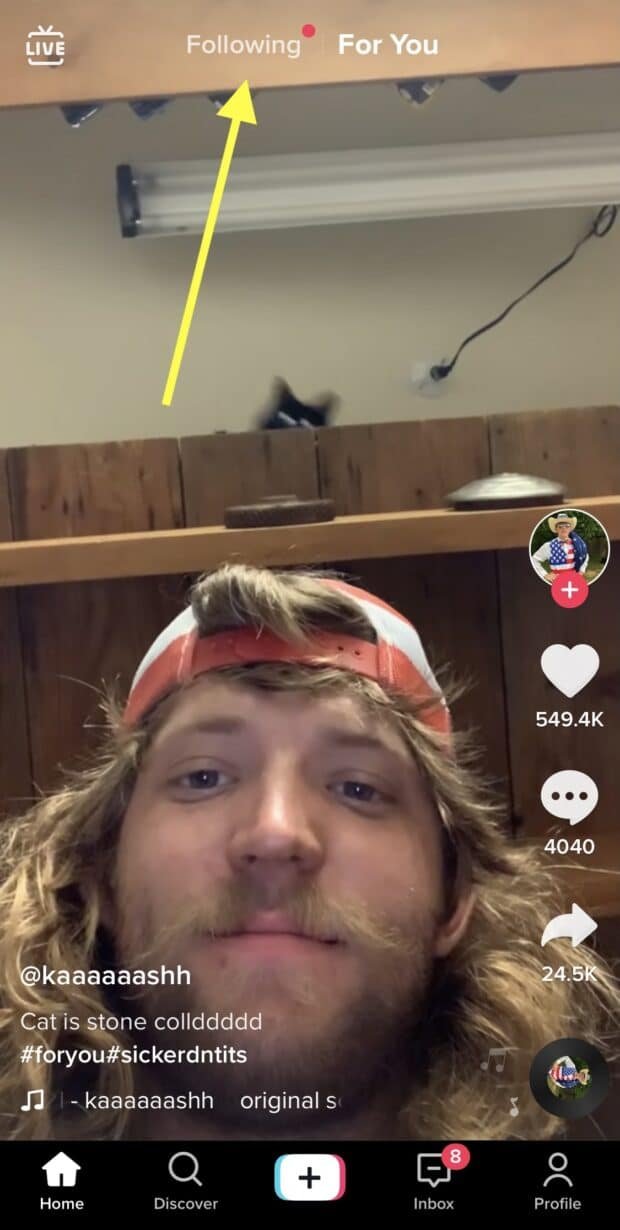 Flèche pointant vers le flux suivant sur l'écran d'accueil de TikTok