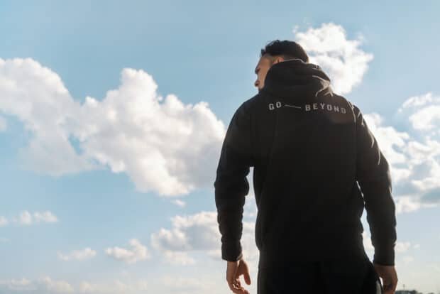 personne debout devant un ciel bleu avec des nuages